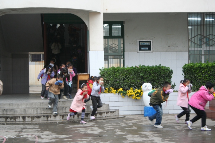 消防安全进万家-东新安街小学消防演练记录